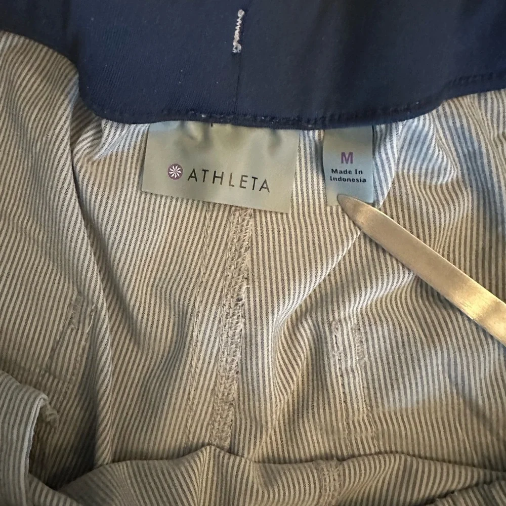 Women’s Athleta Pinstripe Blue & White Shorts, M - Picture 3 of 4